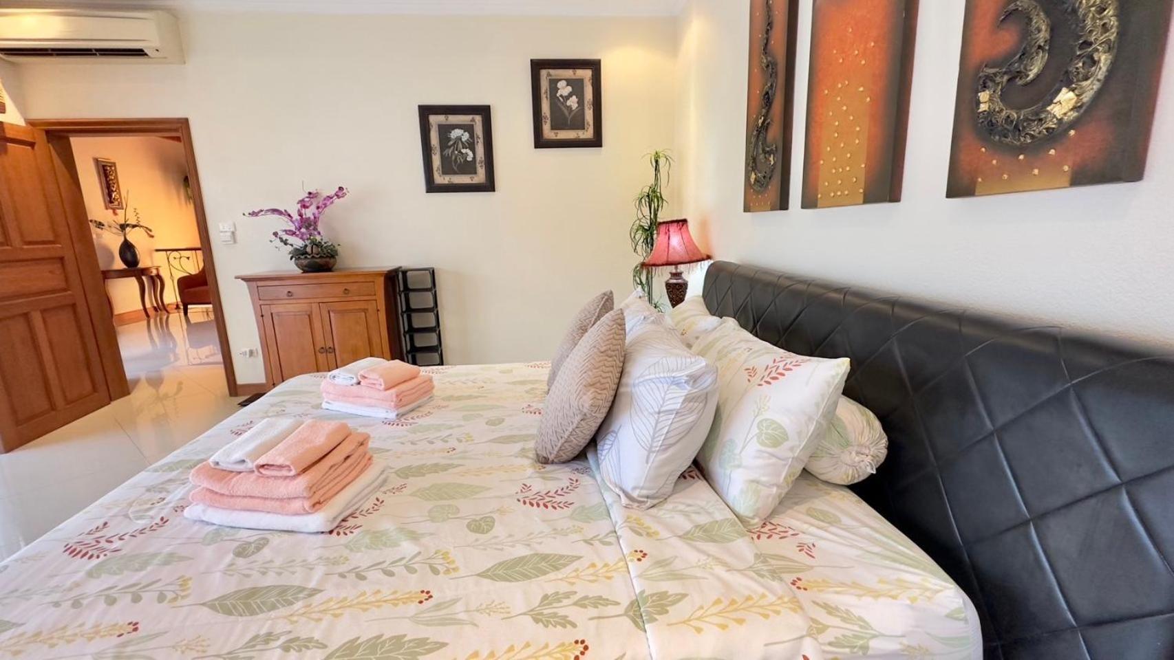 Luxury & Huge Garden Pool Semi-4bed Near & Walking Street * Pattaya