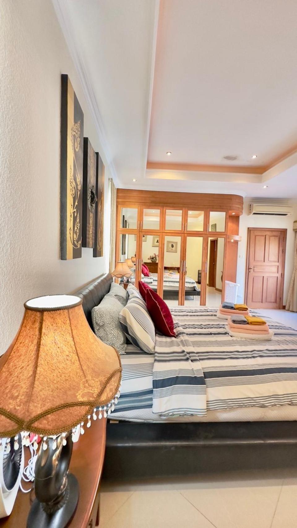 Villa Luxury & Huge Garden Pool Semi-4bed Near & Walking Street Pattaya