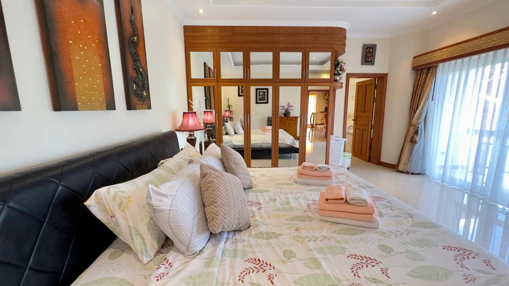 Luxury & Huge Garden Pool Semi-4bed Near & Walking Street Villa Pattaya
