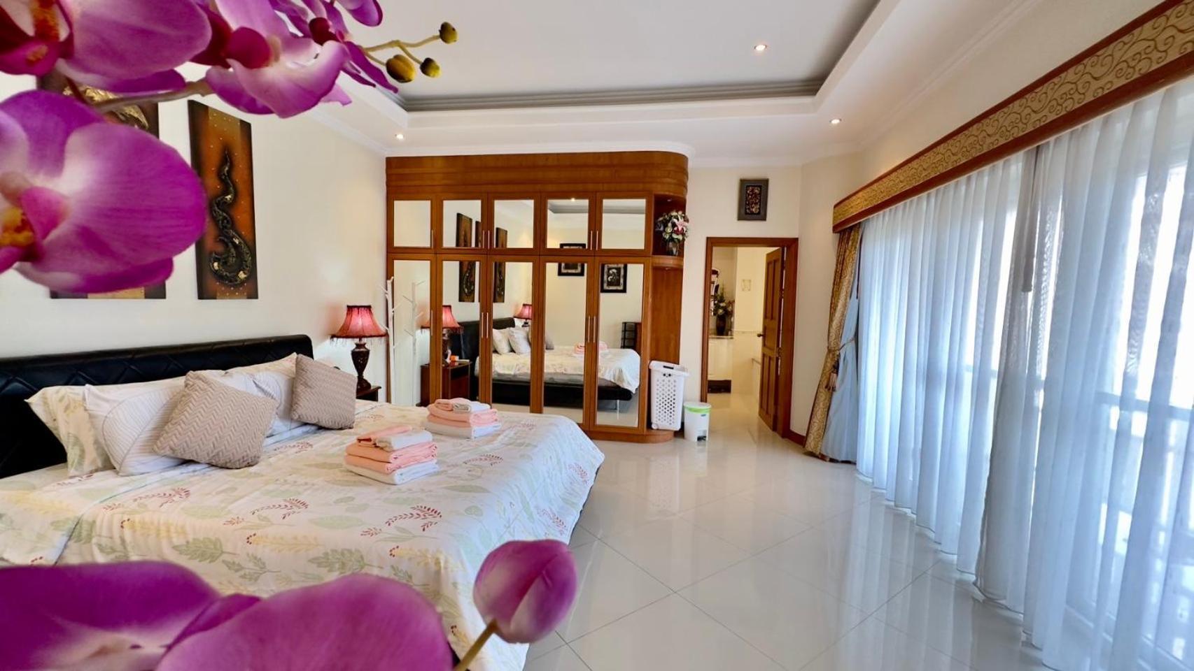 Luxury & Huge Garden Pool Semi-4bed Near & Walking Street Villa Pattaya