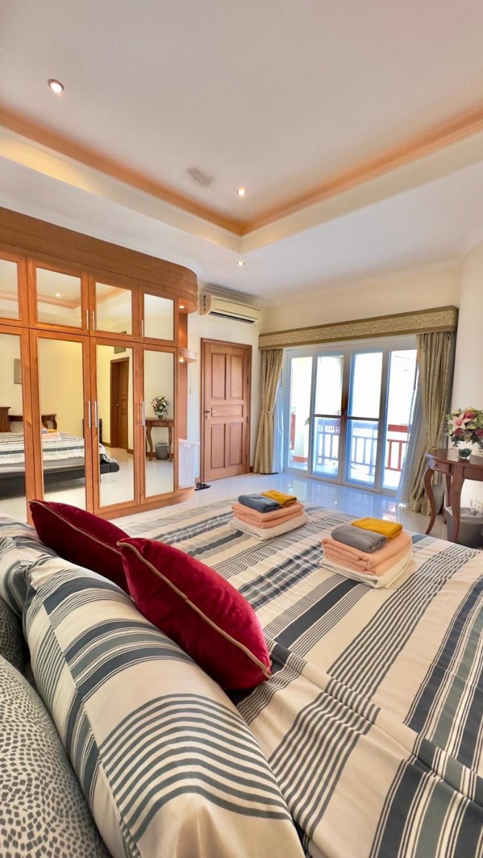 Luxury & Huge Garden Pool Semi-4bed Near & Walking Street * Pattaya