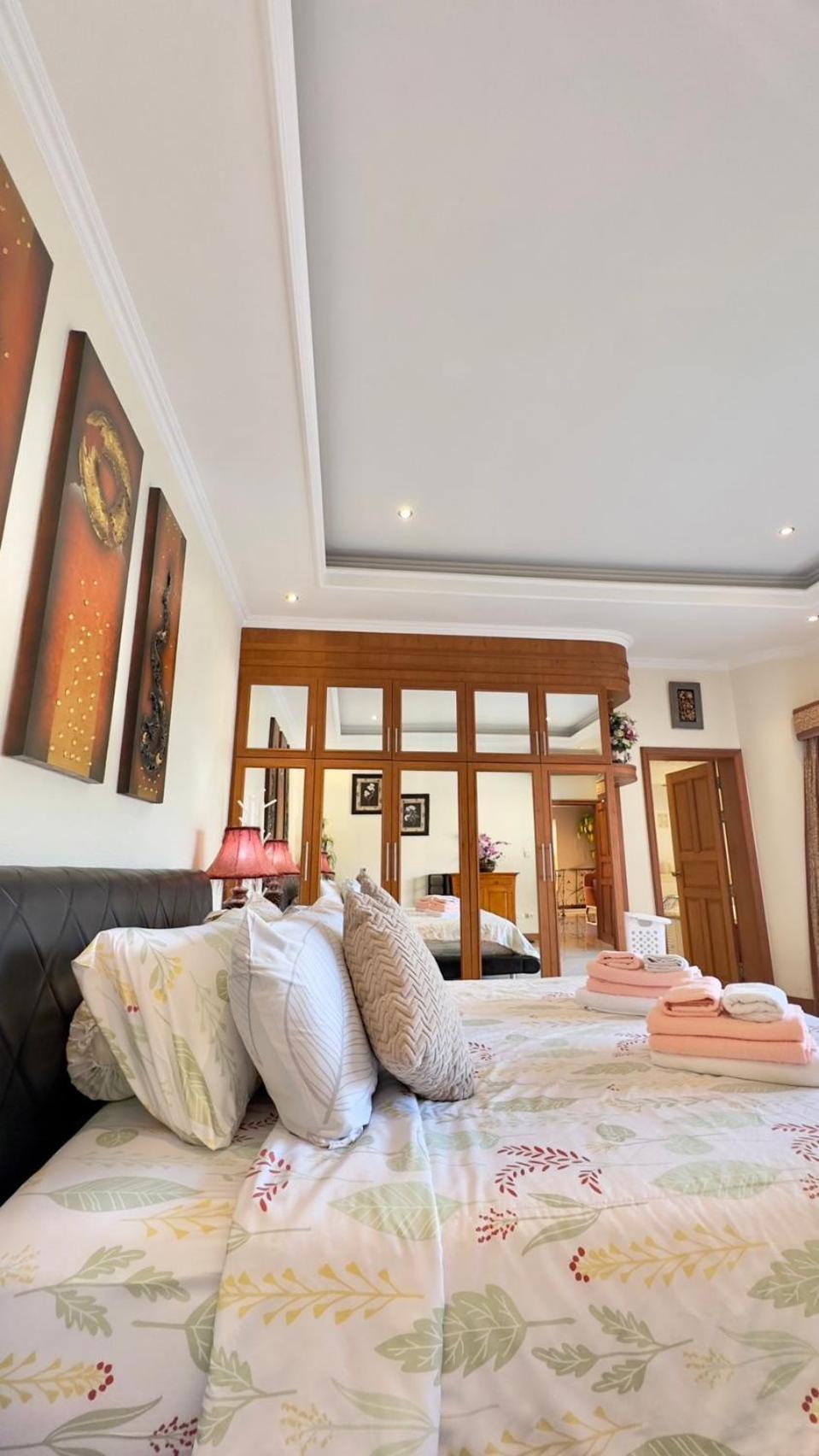 Luxury & Huge Garden Pool Semi-4bed Near & Walking Street Villa Pattaya